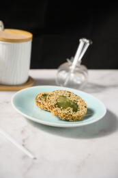 桌面上的盘子里的美味可口的绿茶饼