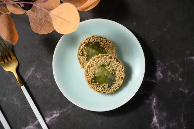 桌面上的盘子里的美味可口的绿茶饼