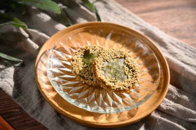 桌面上的盘子里的美味可口的绿茶饼