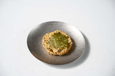 桌面上的盘子里的美味可口的绿茶饼