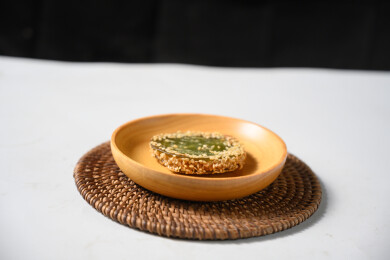 桌面上的盘子里的美味可口的绿茶饼