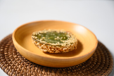 桌面上的盘子里的美味可口的绿茶饼