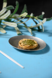 桌面上的盘子里的美味可口的绿茶饼