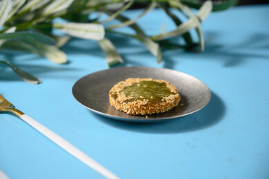 桌面上的盘子里的美味可口的绿茶饼