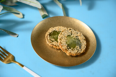 桌面上的盘子里的美味可口的绿茶饼