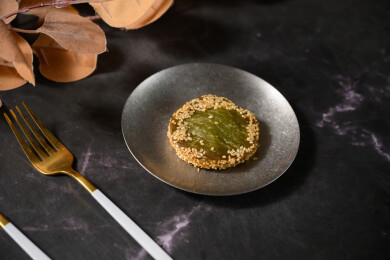 桌面上的盘子里的美味可口的绿茶饼