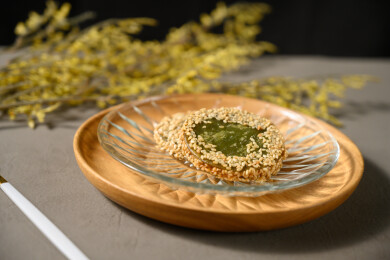 桌面上的盘子里的美味可口的绿茶饼