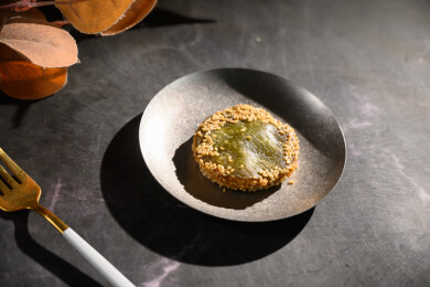 桌面上的盘子里的美味可口的绿茶饼