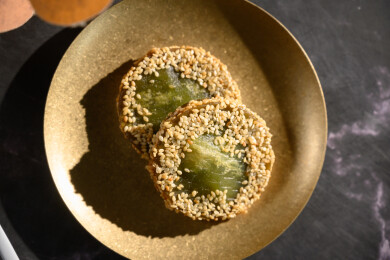 桌面上的盘子里的美味可口的绿茶饼