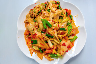 白色瓷盘里摆放的云南腾冲小吃——大救驾