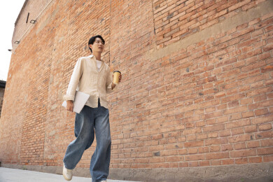 户外上班的青年男人
