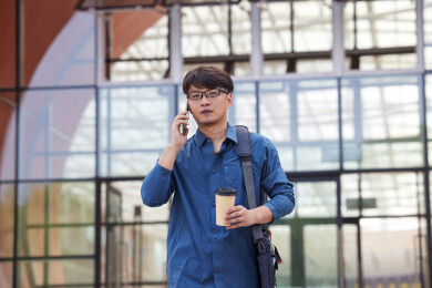 户外上班族男人打电话