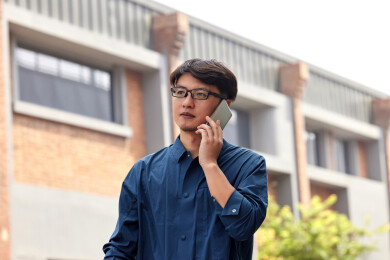 户外上班族男人打电话
