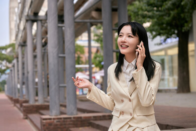 户外商务女人打电话