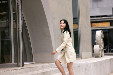 户外上班的青年女人
