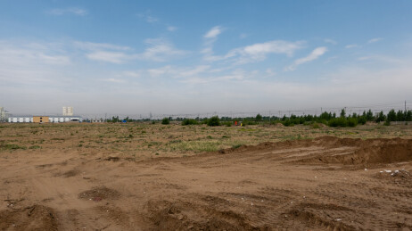 空旷荒地蓝天白云景