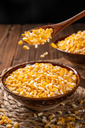 木桌上的东北玉米碴