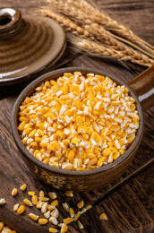 木桌上的东北玉米碴