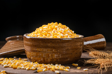 木桌上的东北玉米碴