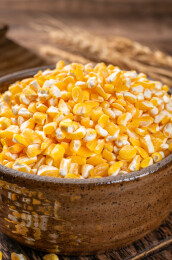 木桌上的东北玉米碴