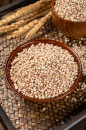 木桌上的东北黏高粱米