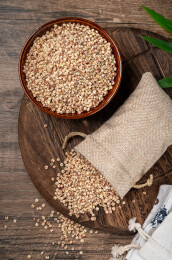 木桌上的东北黏高粱米