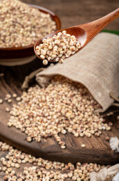 木桌上的东北黏高粱米