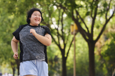 户外跑步的肥胖青年女人