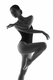 青年女人在跳芭蕾舞