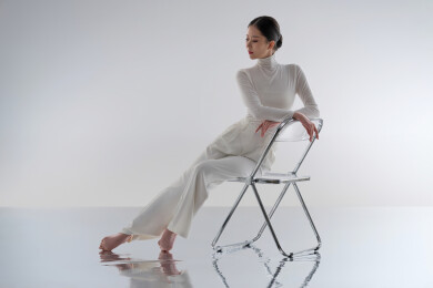 跳舞的青年女人