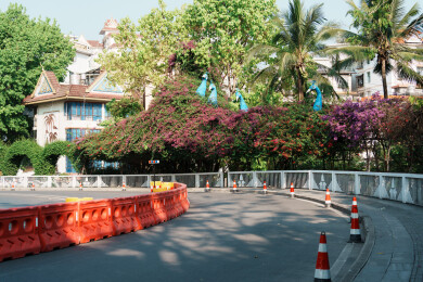 道路施工场景与周边绿植建筑