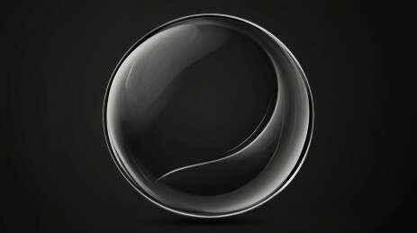 黑色背景上的透明玻璃球