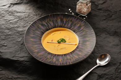 菜品拍摄黑色背景装在盘子里的玉米海鲜浓汤