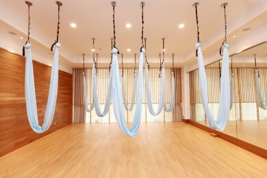 安静舒适的空中瑜伽的室内布局