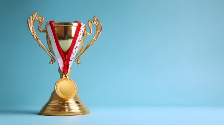 蓝色背景中的金杯和金牌