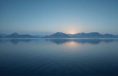 日出时分的山水湖景