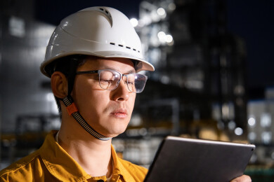 工人在化工厂夜景