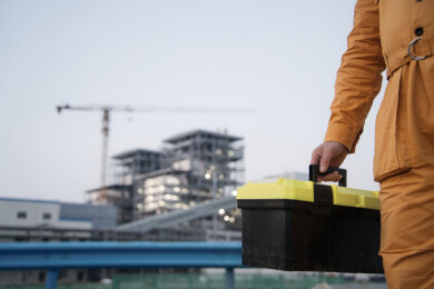 工程师在化工厂建筑工地