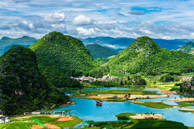 中国云南省文山普者黑景区青龙山下田园风光