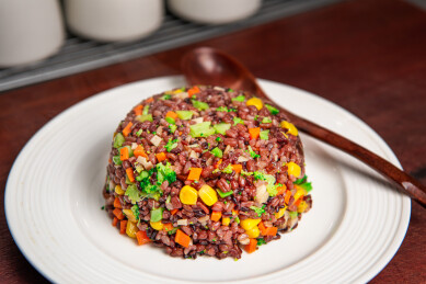 白磁盘上健康低脂的减肥餐杂粮饭