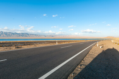 中国青海109国道通向远方的青藏公路