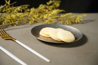 桌面上的盘子里的美味可口的白巧克力橙子片