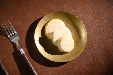 桌面上的盘子里的美味可口的白巧克力橙子片