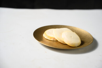 桌面上的盘子里的美味可口的白巧克力橙子片