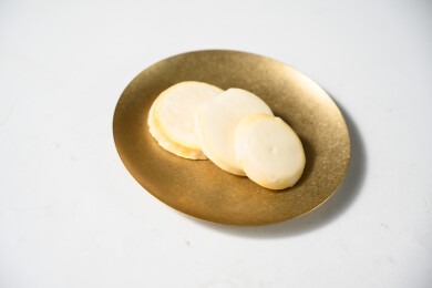 桌面上的盘子里的美味可口的白巧克力橙子片