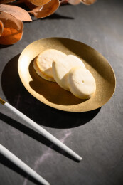 桌面上的盘子里的美味可口的白巧克力橙子片