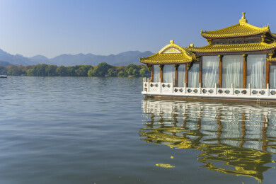 杭州西湖游船码头风光 金色画舫