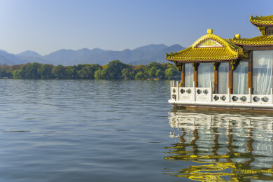 杭州西湖游船码头风光 金色画舫