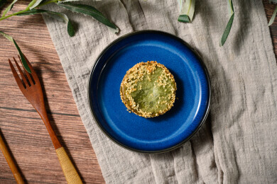 桌面上的盘子里的美味可口的绿茶饼