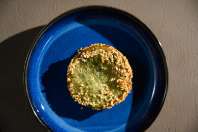 桌面上的盘子里的美味可口的绿茶饼